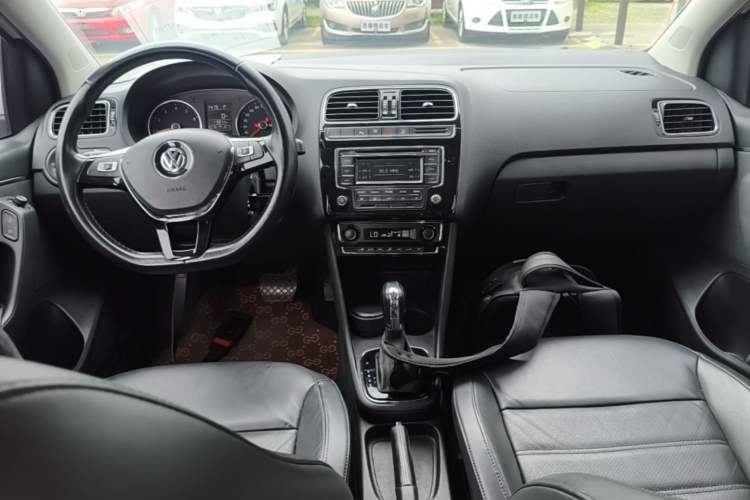 Used Volkswagen Polo 2014 1.6L Automatic Luxury Edition Center Console