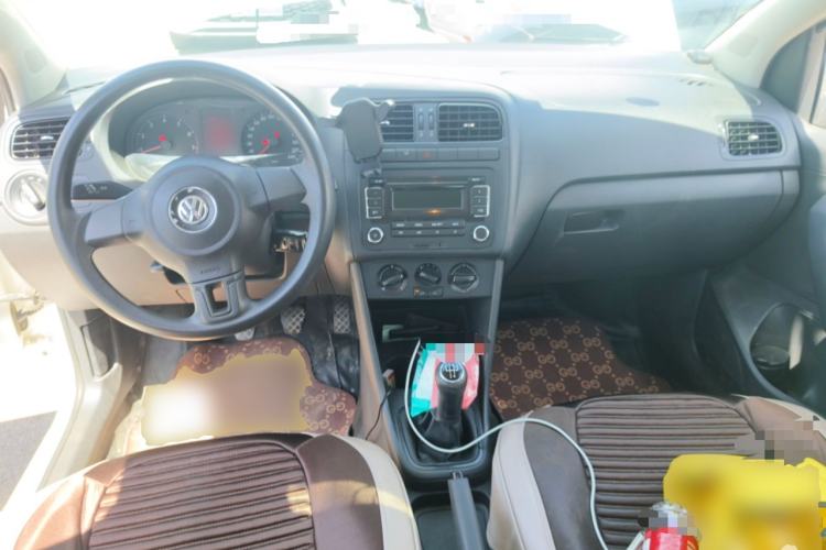 Used Volkswagen Polo 2014 1.4L Manual Fashion Edition Center Console