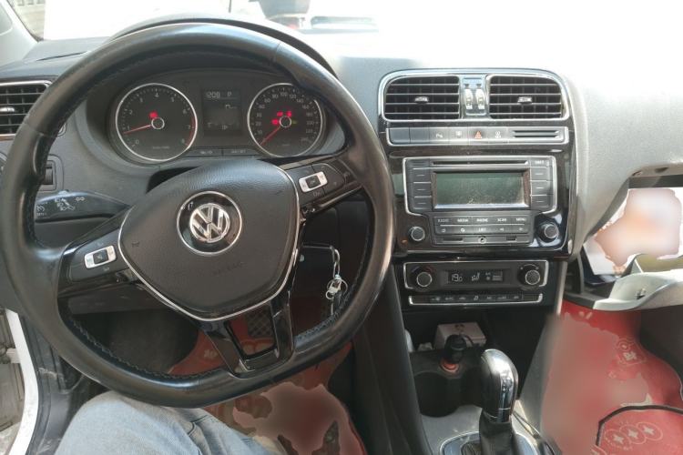 Used Volkswagen Polo 2014 1.6L Automatic Luxury Edition Center Console