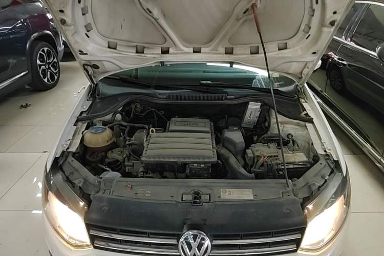 Used Volkswagen Polo 2014 1.6L Automatic Luxury Edition Engine Bay