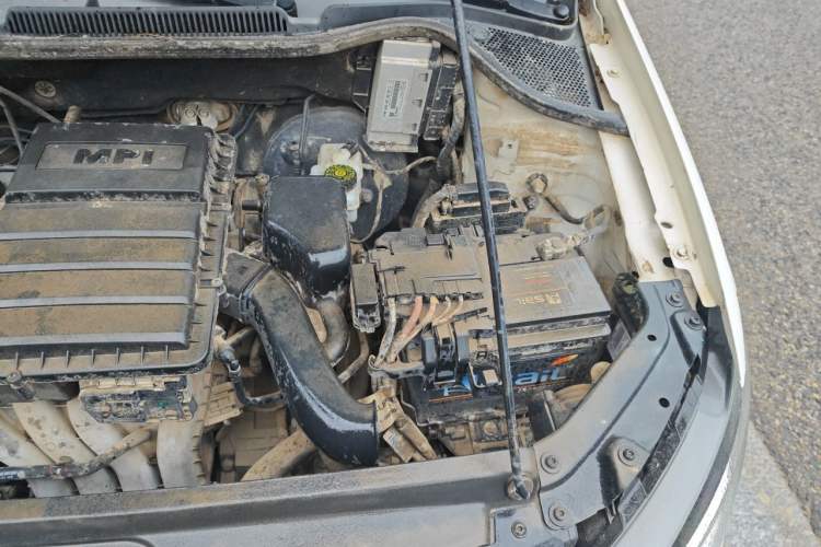 Used Volkswagen Polo 2014 1.4L Automatic Comfort Edition Engine Bay Left