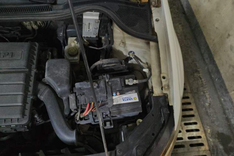 Used Volkswagen Polo 2014 1.6L Automatic Comfort Edition Engine Bay Left