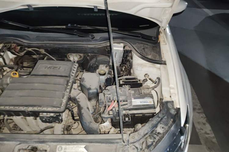 Used Volkswagen Polo 2014 1.6L Automatic Comfort Edition Engine Bay Left