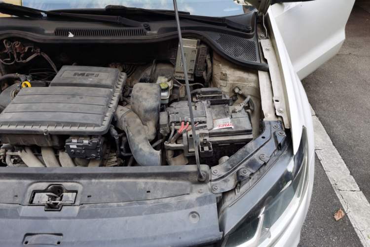 Used Volkswagen Polo 2014 1.6L Automatic Comfort Edition Engine Bay Left