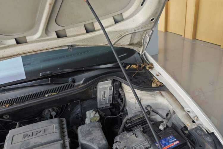 Used Volkswagen Polo 2014 1.6L Automatic Comfort Edition Engine Bay Left