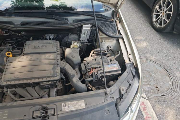 Used Volkswagen Polo 2014 1.6L Automatic Comfort Edition Engine Bay Left
