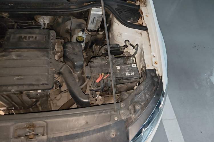 Used Volkswagen Polo 2014 1.6L Automatic Comfort Edition Engine Bay Left