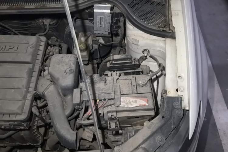 Used Volkswagen Polo 2014 1.6L Automatic Comfort Edition Engine Bay Left