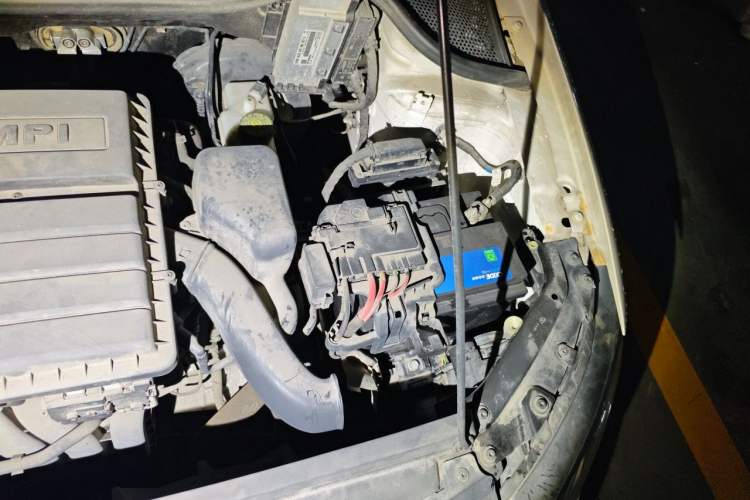 Used Volkswagen Polo 2014 1.6L Automatic Comfort Edition Engine Bay Left