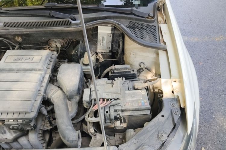 Used Volkswagen Polo 2014 1.6L Automatic Comfort Edition Engine Bay Left