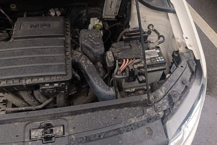 Used Volkswagen Polo 2014 1.6L Automatic Comfort Edition Engine Bay Left