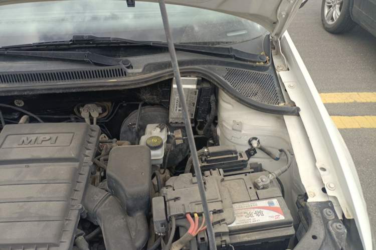 Used Volkswagen Polo 2014 1.6L Automatic Comfort Edition Engine Bay Left