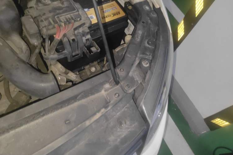 Used Volkswagen Polo 2014 1.6L Automatic Comfort Edition Engine Bay Left