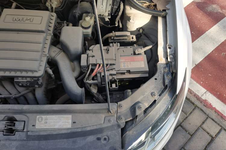 Used Volkswagen Polo 2014 1.4L Automatic Comfort Edition Engine Bay Left