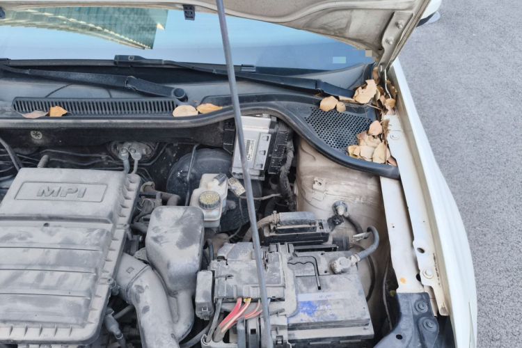 Used Volkswagen Polo 2014 1.6L Automatic Comfort Edition Engine Bay Left