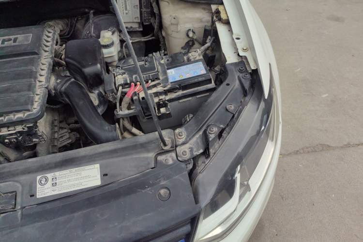 Used Volkswagen Polo 2014 1.6L Manual Comfort Edition Engine Bay Left