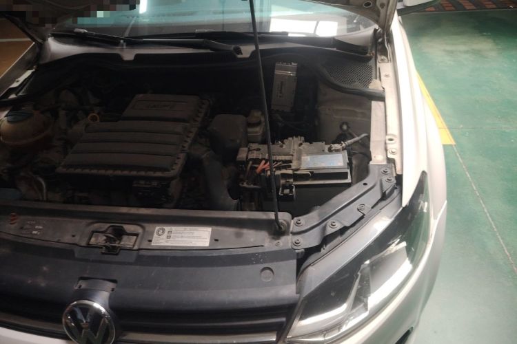 Used Volkswagen Polo 2014 1.6L Manual Comfort Edition Engine Bay Left