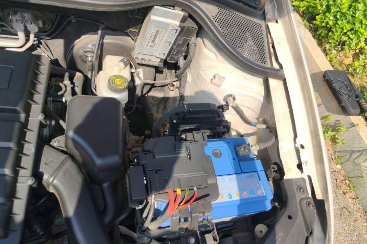 Used Volkswagen Polo 2014 1.6L Automatic Comfort Edition Engine Bay Left