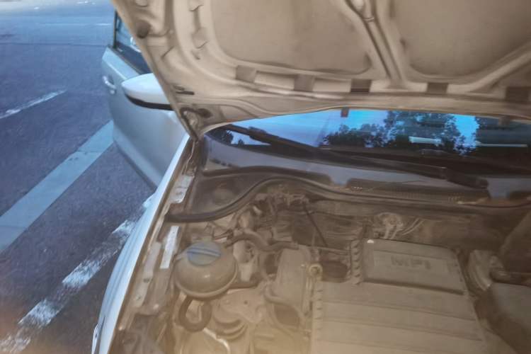 Used Volkswagen Polo 2014 1.6L Automatic Comfort Edition Engine Bay Right
