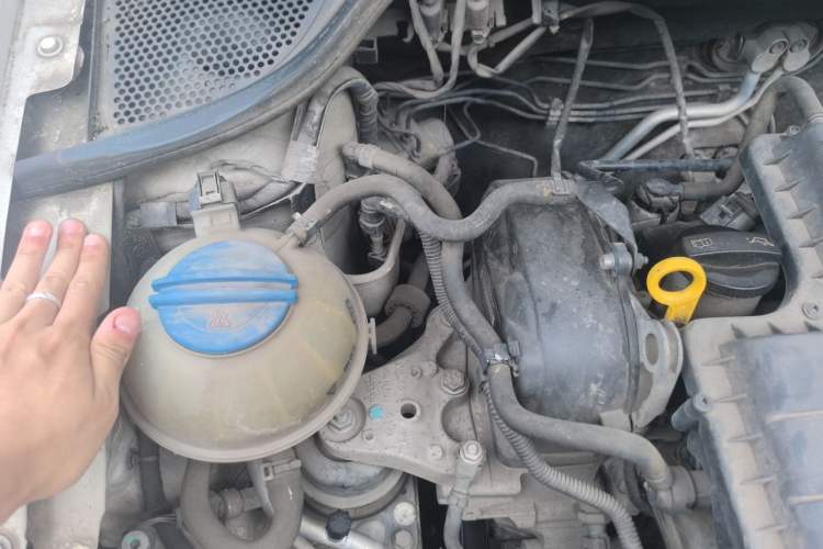 Used Volkswagen Polo 2014 1.4L Manual Fashion Edition Engine Bay Right