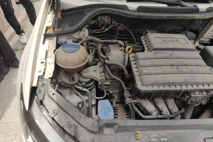 Used Volkswagen Polo 2014 1.6L Automatic Comfort Edition Engine Bay Right