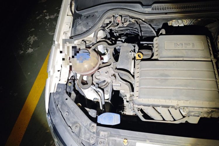 Used Volkswagen Polo 2014 1.6L Automatic Comfort Edition Engine Bay Right
