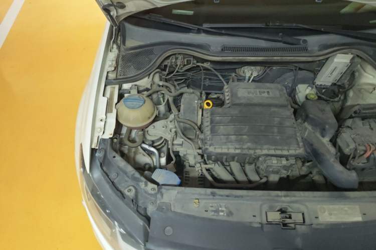 Used Volkswagen Polo 2014 1.6L Automatic Comfort Edition Engine Bay Right