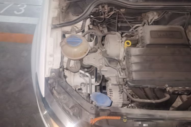 Used Volkswagen Polo 2014 1.4L Automatic Comfort Edition Engine Bay Right
