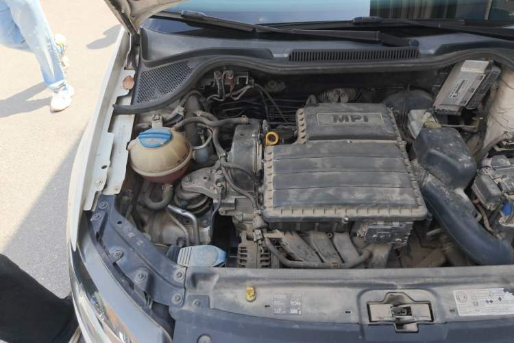 Used Volkswagen Polo 2014 1.6L Automatic Comfort Edition Engine Bay Right