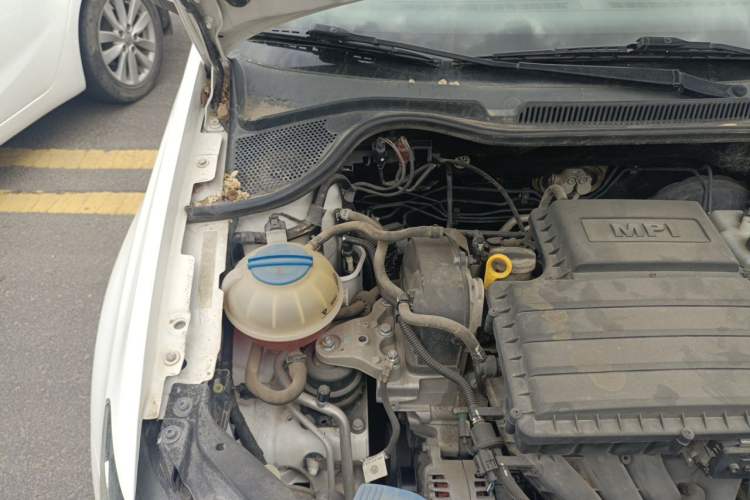 Used Volkswagen Polo 2014 1.6L Automatic Comfort Edition Engine Bay Right