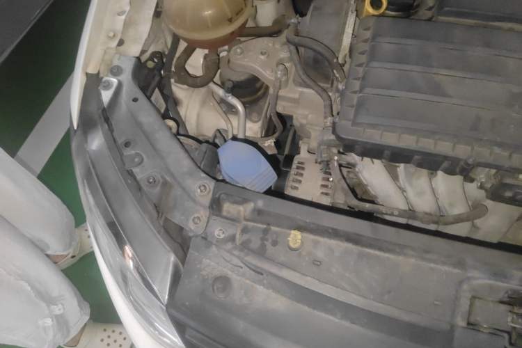 Used Volkswagen Polo 2014 1.6L Automatic Comfort Edition Engine Bay Right