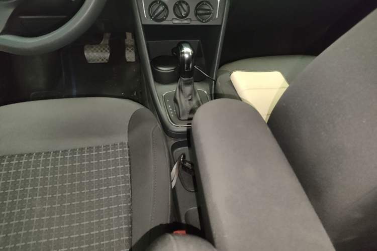 Used Volkswagen Polo 2014 1.4L Automatic Comfort Edition Gear Lever
