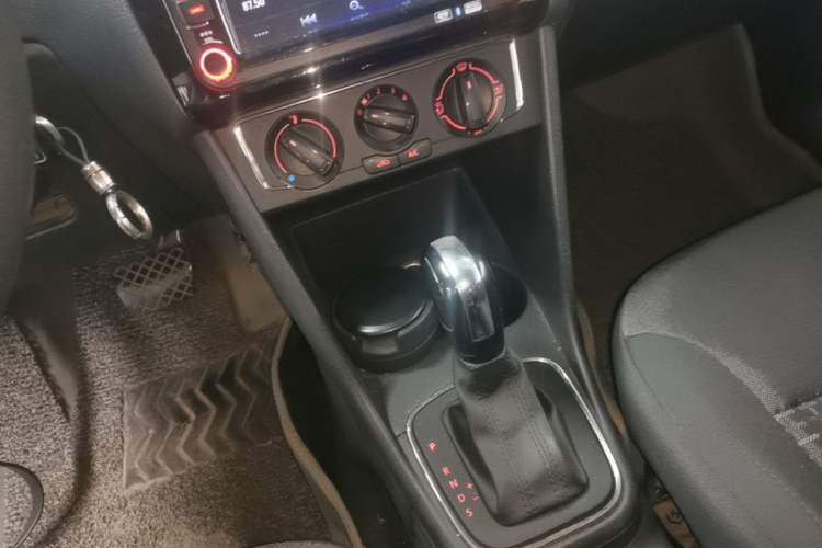 Used Volkswagen Polo 2014 1.6L Automatic Comfort Edition Gear Lever
