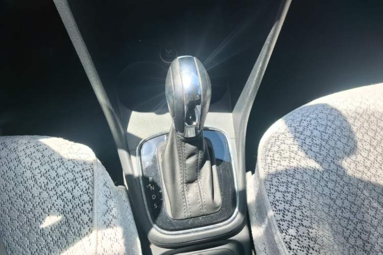 Used Volkswagen Polo 2014 1.6L Automatic Luxury Edition Gear Lever