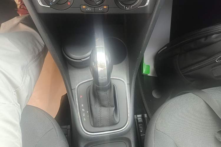 Used Volkswagen Polo 2014 1.6L Automatic Comfort Edition Gear Lever