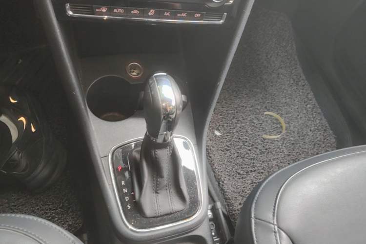 Used Volkswagen Polo 2014 1.6L Automatic Luxury Edition Gear Lever