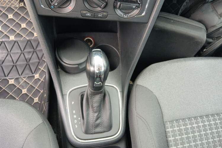 Used Volkswagen Polo 2014 1.4L Automatic Comfort Edition Gear Lever