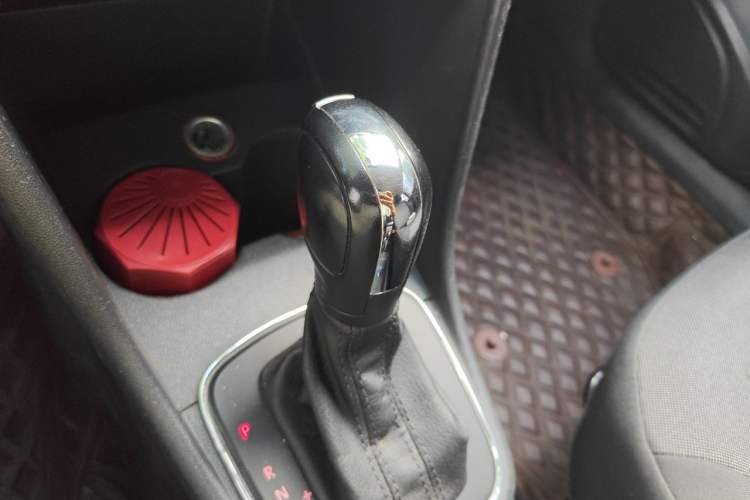 Used Volkswagen Polo 2014 1.4L Automatic Comfort Edition Gear Lever