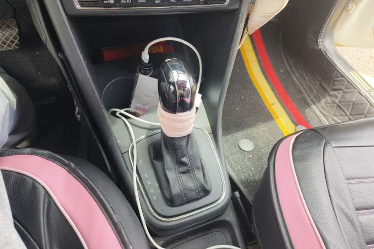 Used Volkswagen Polo 2014 1.4L Automatic Comfort Edition Gear Lever
