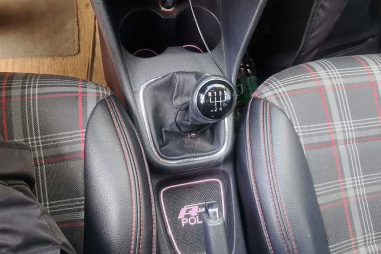 Used Volkswagen Polo 2014 1.4L Manual Comfort Edition Gear Lever