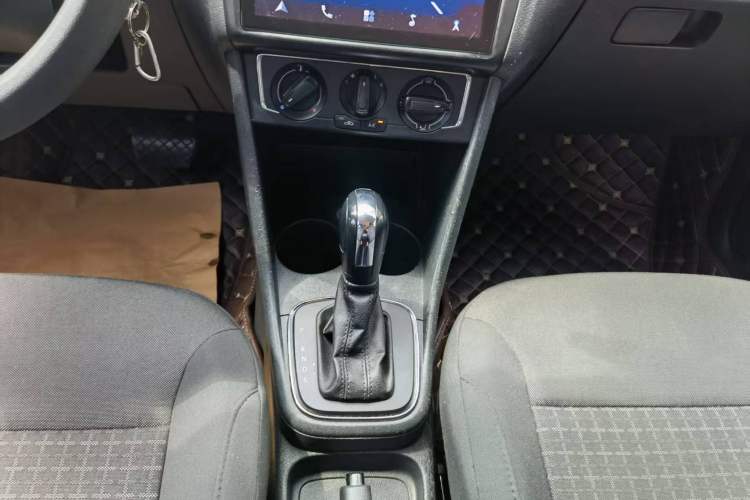 Used Volkswagen Polo 2014 1.4L Automatic Comfort Edition Gear Lever