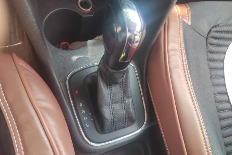 Used Volkswagen Polo 2014 1.6L Automatic Comfort Edition Gear Lever