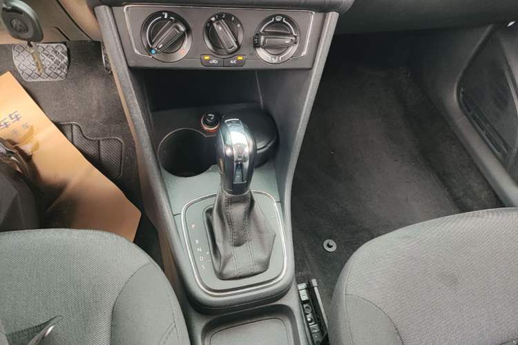 Used Volkswagen Polo 2014 1.6L Automatic Comfort Edition Gear Lever