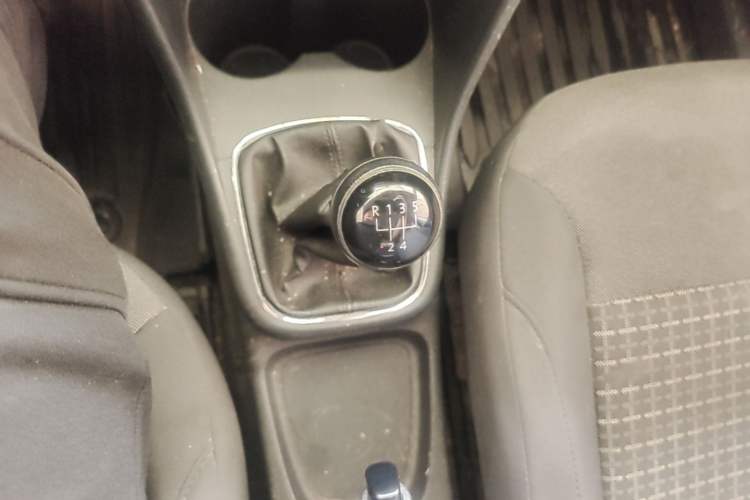 Used Volkswagen Polo 2014 1.6L Manual Comfort Edition Gear Lever