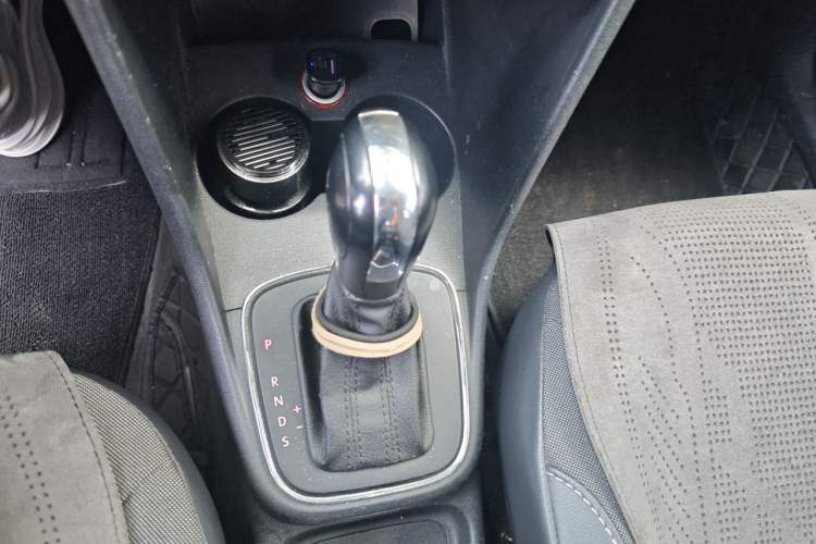 Used Volkswagen Polo 2014 1.6L Automatic Comfort Edition Gear Lever