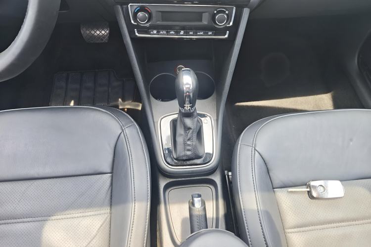 Used Volkswagen Polo 2014 1.6L Automatic Luxury Edition Gear Lever