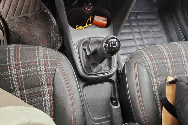 Used Volkswagen Polo 2014 1.4L Manual Fashion Edition Gear Lever