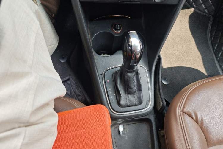 Used Volkswagen Polo 2014 1.6L Automatic Comfort Edition Gear Lever