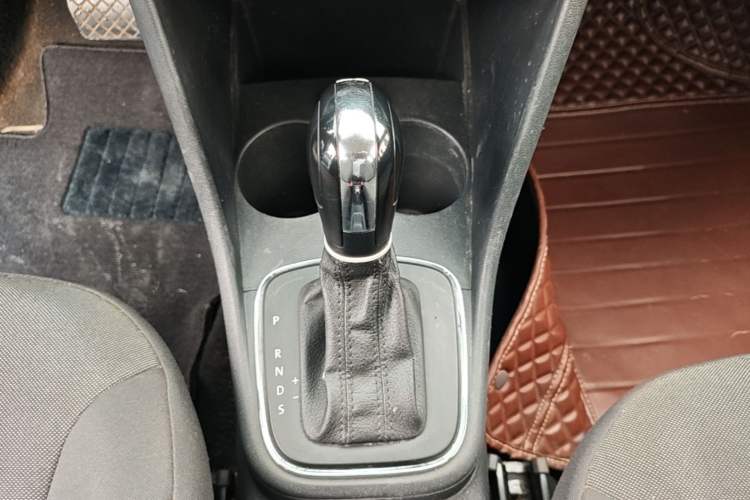 Used Volkswagen Polo 2014 1.6L Automatic Comfort Edition Gear Lever
