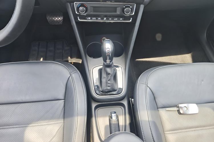 Used Volkswagen Polo 2014 1.6L Automatic Luxury Edition Gear Lever